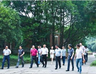 樂山市委常委、政法委書記廖磊一行 就長藥公司環(huán)保搬遷情況進行現(xiàn)場調(diào)研